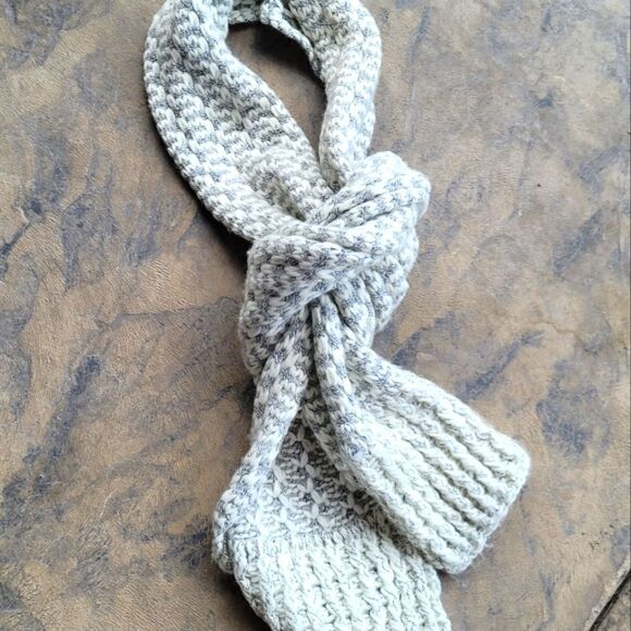 💙3 for $30💙 Universal Thread Silver/White Knit Scarf - Picture 4 of 4